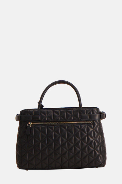 Sac à main noir de Guess, avec motif géométrique matelassé et fermeture zippée apparente.