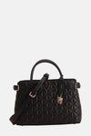 Zwarte Guess handtas, met ruitvormig gewatteerd patroon en decoratieve gouden bedeltjes.