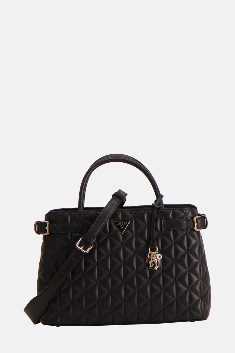 Sac à main noir de Guess, avec motif matelassé losanges et breloques décoratives dorées.
