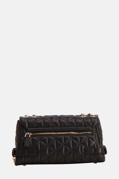 Sac à bandoulière noir de Guess, avec un motif matelassé à losanges et une chaîne dorée.
