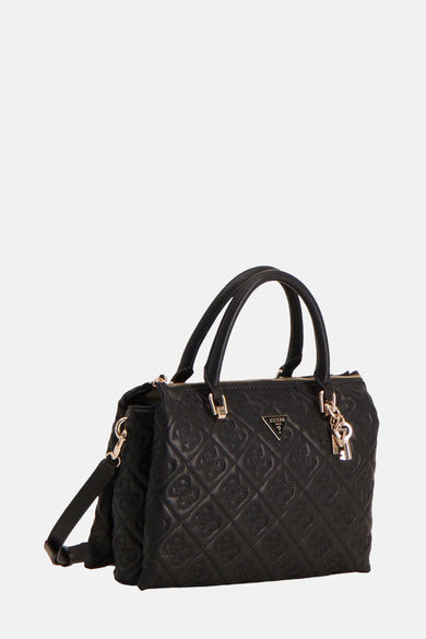 Zwarte Guess handtas met reliëf, schouderbanden, gouden details en decoratieve bedel.