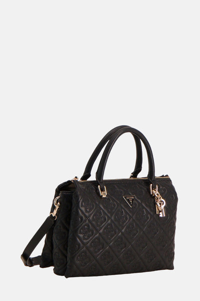 Zwarte Guess handtas met reliëf, schouderbanden, gouden details en decoratieve bedel.