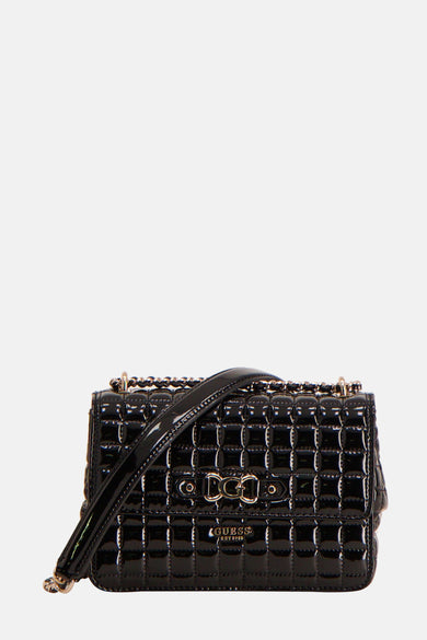 Sac à bandoulière noir de Guess avec chaîne dorée et motif matelassé.

