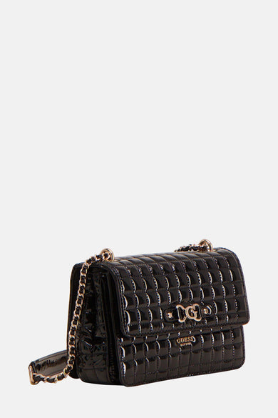 Sac à bandoulière noir en vernis de Guess, avec une chaîne dorée et un motif matelassé.
