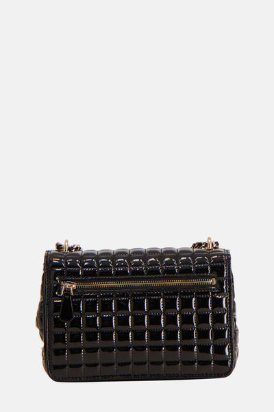 Sac à bandoulière noir de Guess avec un motif matelassé et une fermeture éclair dorée.

