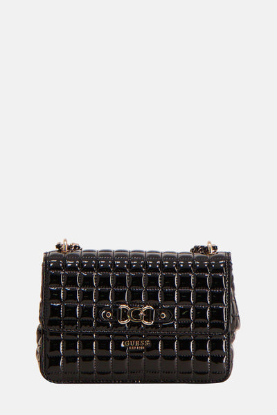 Sac à bandoulière noir de Guess, motif matelassé brillant avec bandoulière à chaîne dorée.