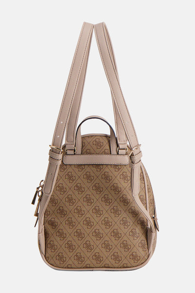 Bruine Guess rugzak met logopatroon en beige verstelbare schouderbanden.