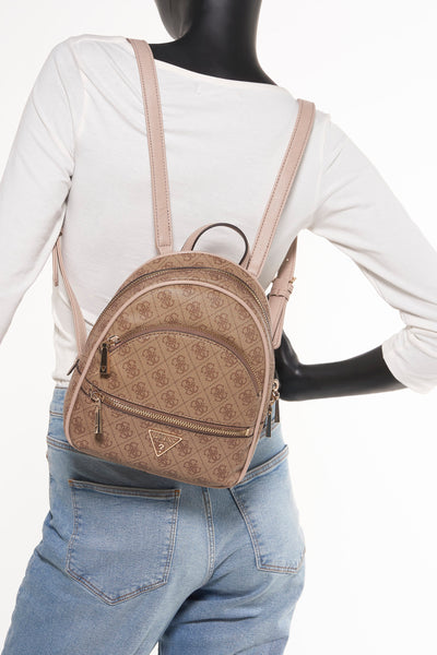 Bruine rugzak met patroon van Guess, gedragen met een wit T-shirt en een lichtblauwe jeans.