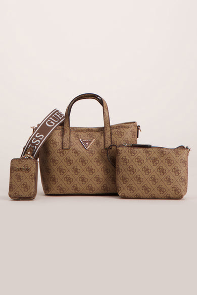 Sac à main marron de Guess avec motif monogramme et bandoulière, pochette assortie et porte-monnaie.

