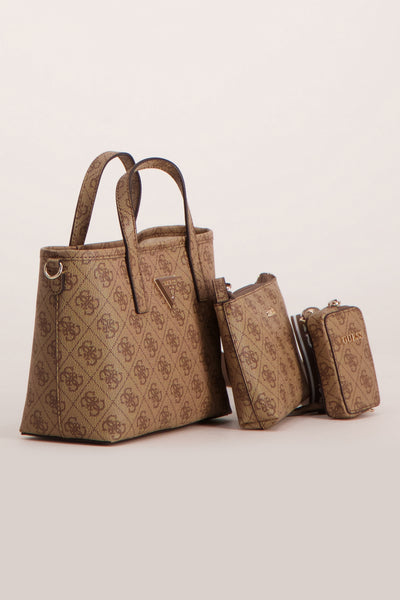 Sac à main marron à motif par Guess, accompagné de deux pochettes assorties.
