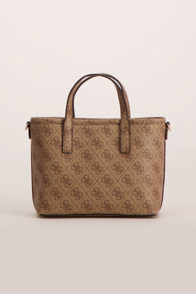 Sac à main brun de Guess avec un motif monogramme.