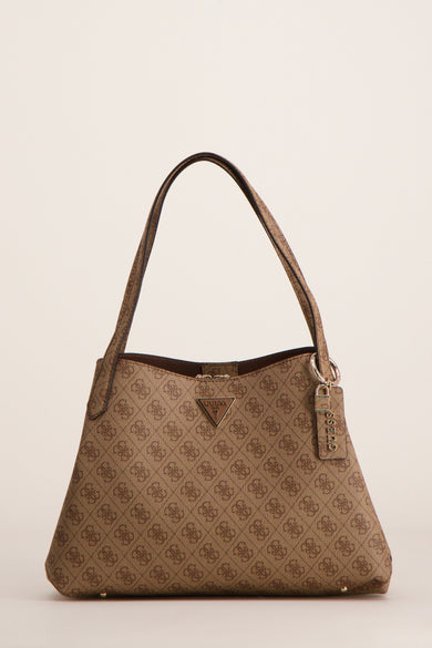 Bruine handtas met logopatroon, van Guess, met een schouderriem, een gouden metalen merksleutelhanger.