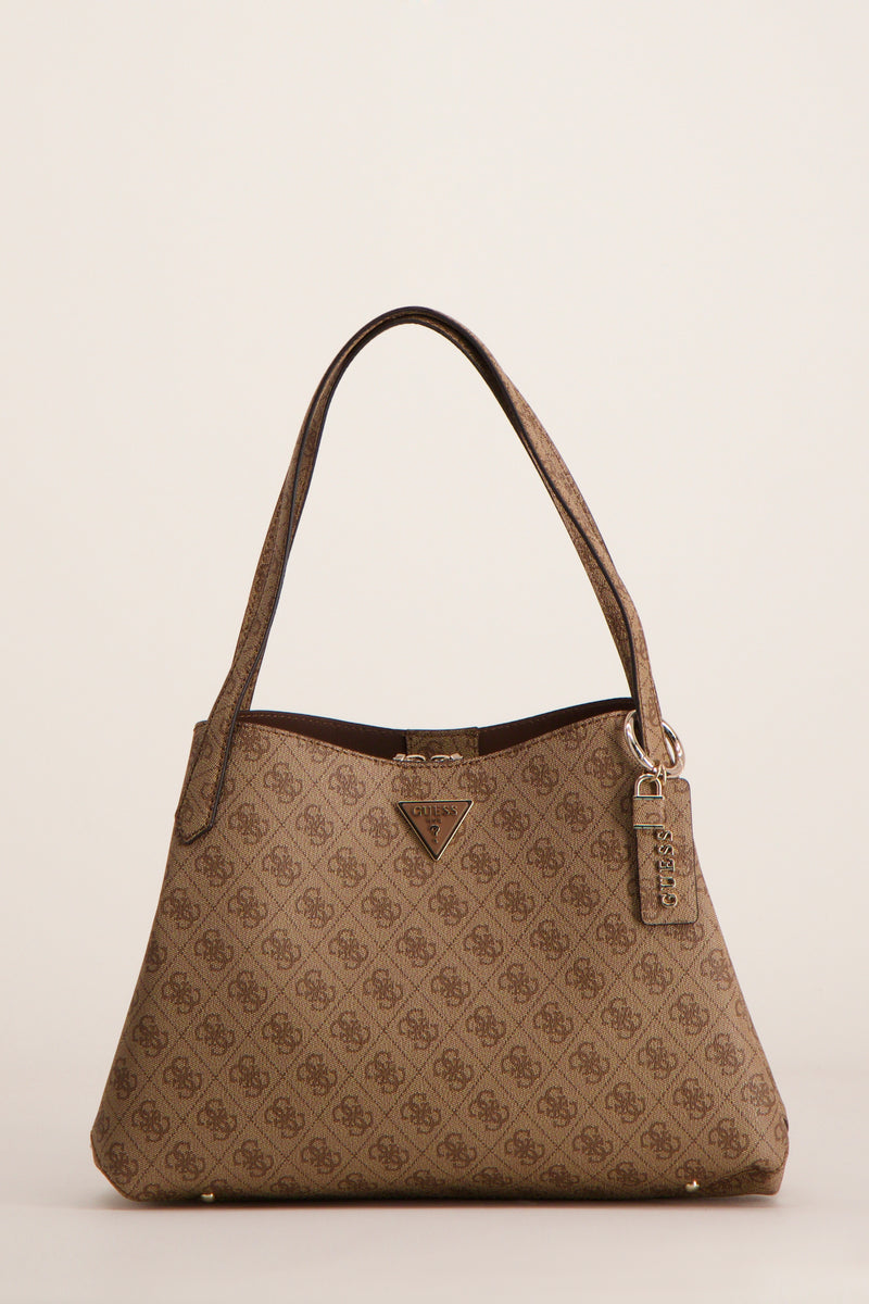 Bruine handtas met logopatroon, van Guess, met een schouderriem, een gouden metalen merksleutelhanger.