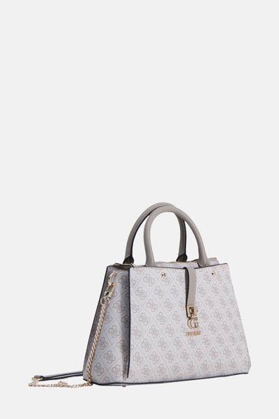 Beige handtas met logoprint, van Guess, met decoratieve gouden ketting en grijze hengsels.