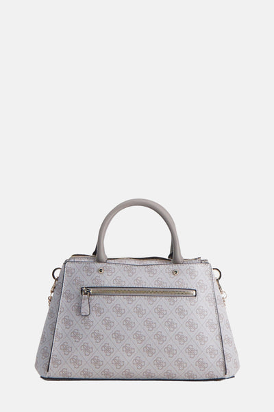 Beige Guess handtas, met reliëf monogrampatroon, gedragen met lichtblauwe jeans en wit T-shirt.