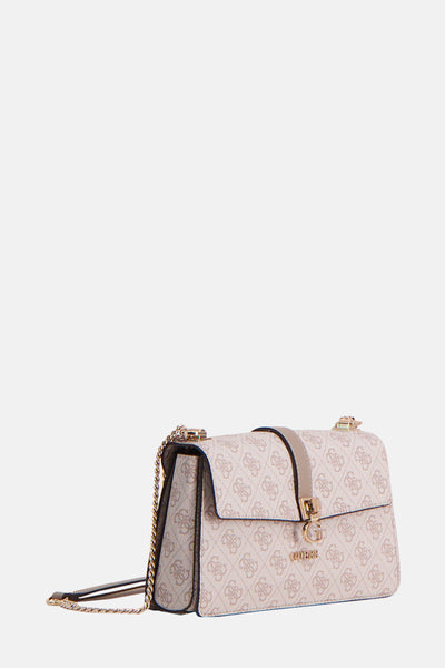 Sac à bandoulière beige Guess, avec motif logo, bandoulière chaîne dorée et détails de finitions foncées.