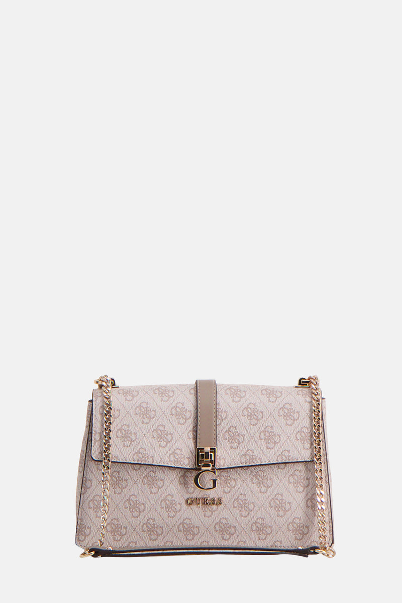 Sac à bandoulière beige de Guess avec motif imprimé et chaîne dorée décorative.