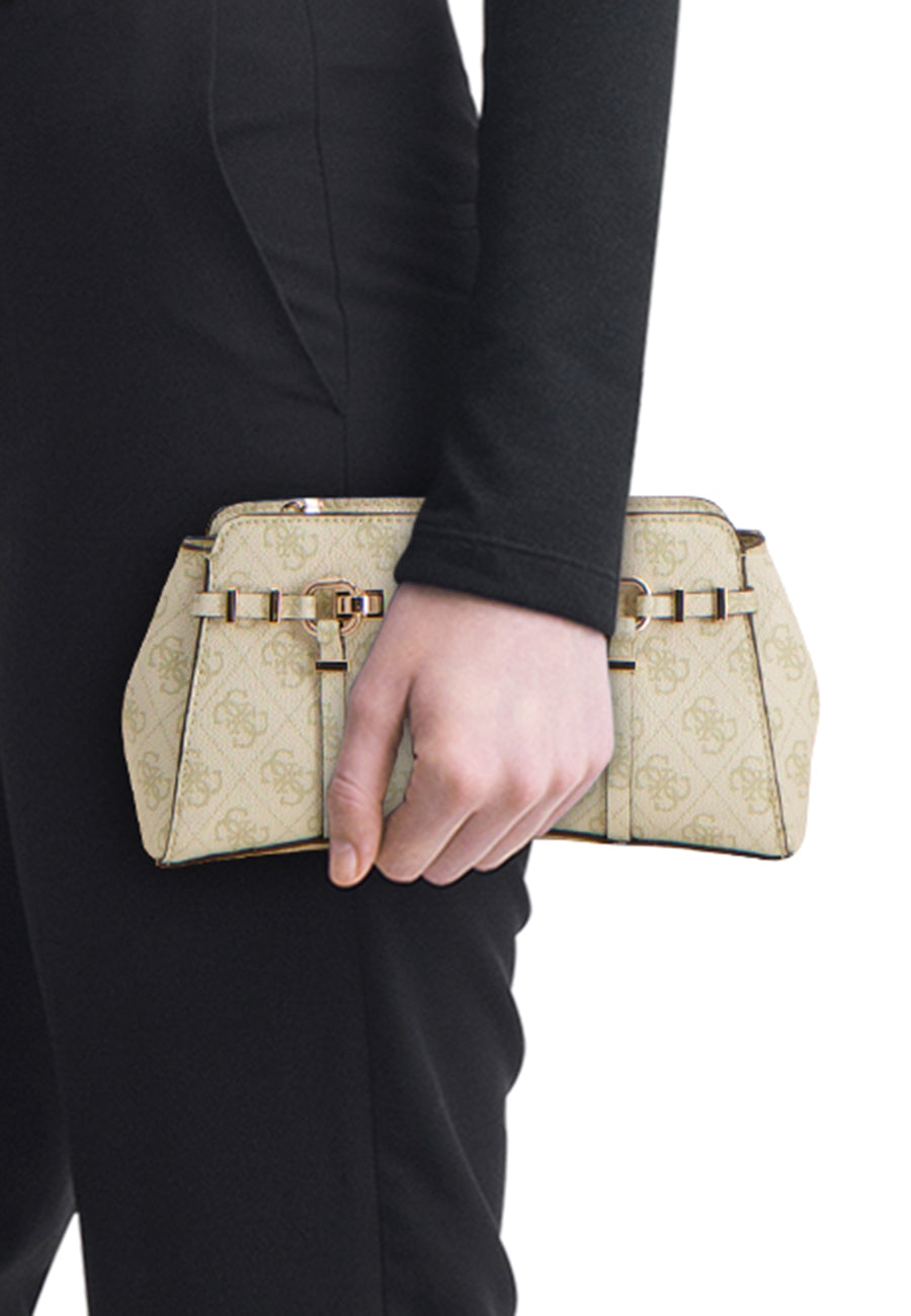 Groene Guess schoudertas met ton-sur-ton logo-patroon, gedragen met een zwarte broek.