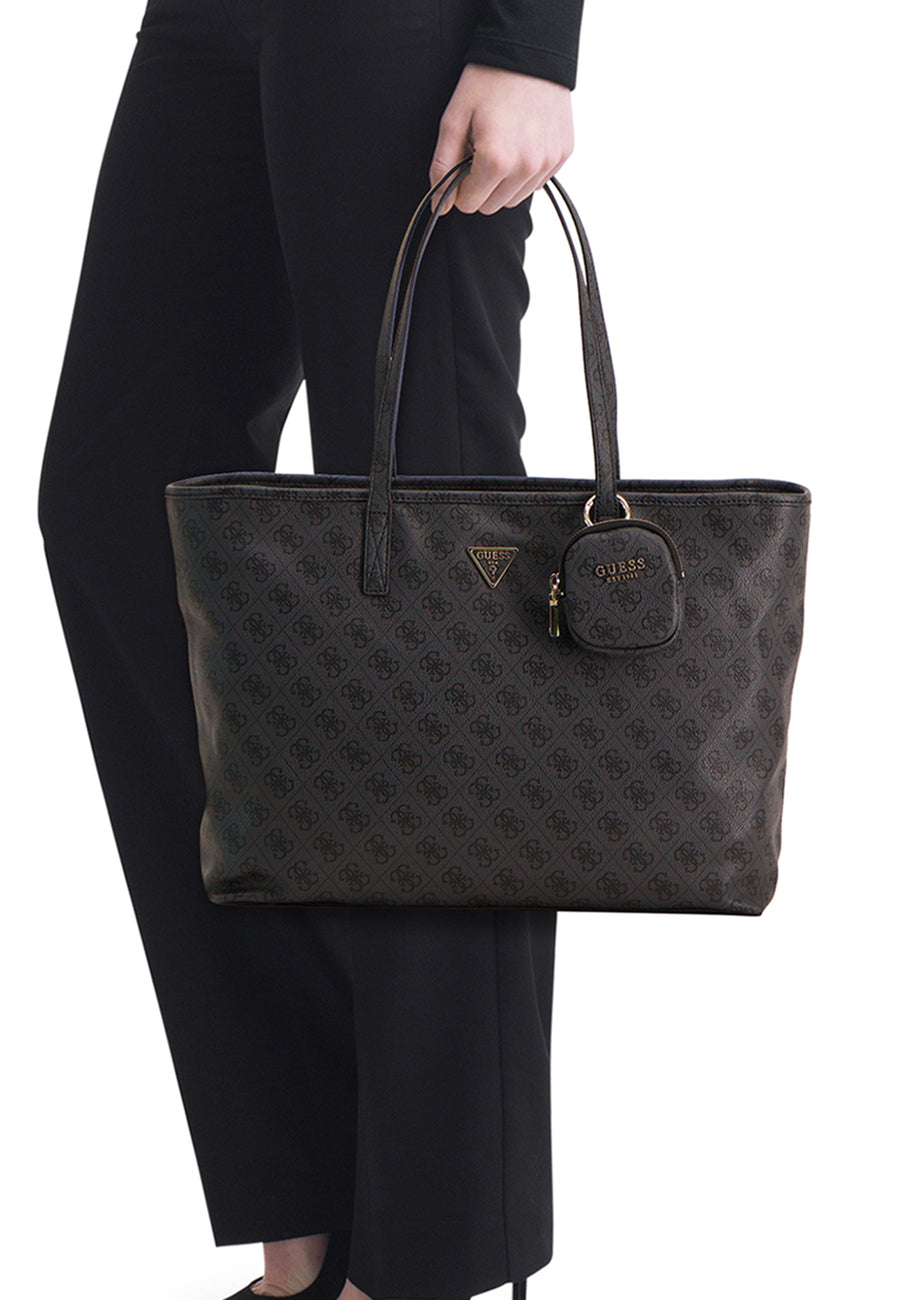Zwarte Guess schoudertas met print, gedragen met een zwarte broek.