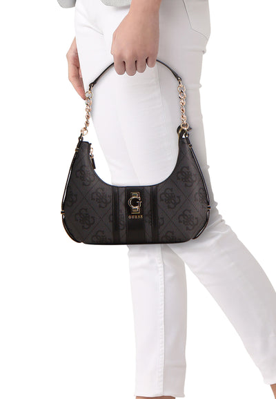 Sac à bandoulière noir de Guess avec un motif de logo, porté avec un pantalon blanc.