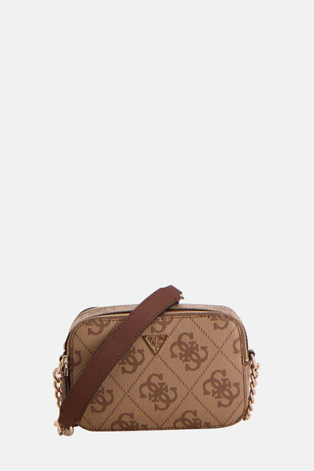 Sac à bandoulière brun de Guess, avec motif de logo répété, chaîne décorative et bandoulière marron.
