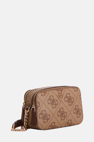 Bruine Guess schoudertas met monogrampatroon en gouden kettingriem.