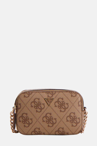 Bruine Guess schoudertas met monogrampatroon en gouden kettingriem.