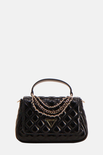Sac à bandoulière noir de Guess, avec chaîne décorative dorée et motif matelassé en losanges.