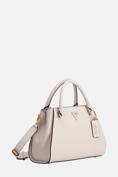 Ecru handtas van Guess, met verstelbare schouderriem en decoratieve bedel met merklogo.