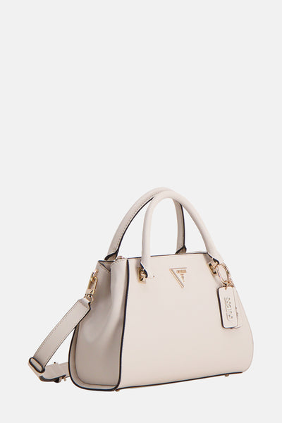 Ecru handtas van Guess, met verstelbare schouderriem en decoratieve bedel met merklogo.