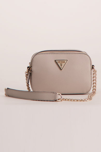 Sac à bandoulière écru de Guess, avec bandoulière chaîne et logo triangulaire sur le devant.

