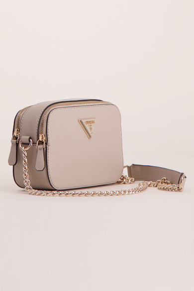 Sac à bandoulière écru de Guess, avec une chaîne dorée et une bandoulière assortie.
