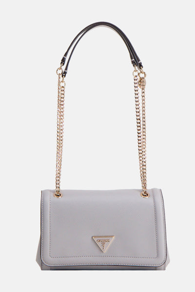 Grijze schoudertas van Guess, met gouden kettingriem en gouden driehoekig logo-ornament.