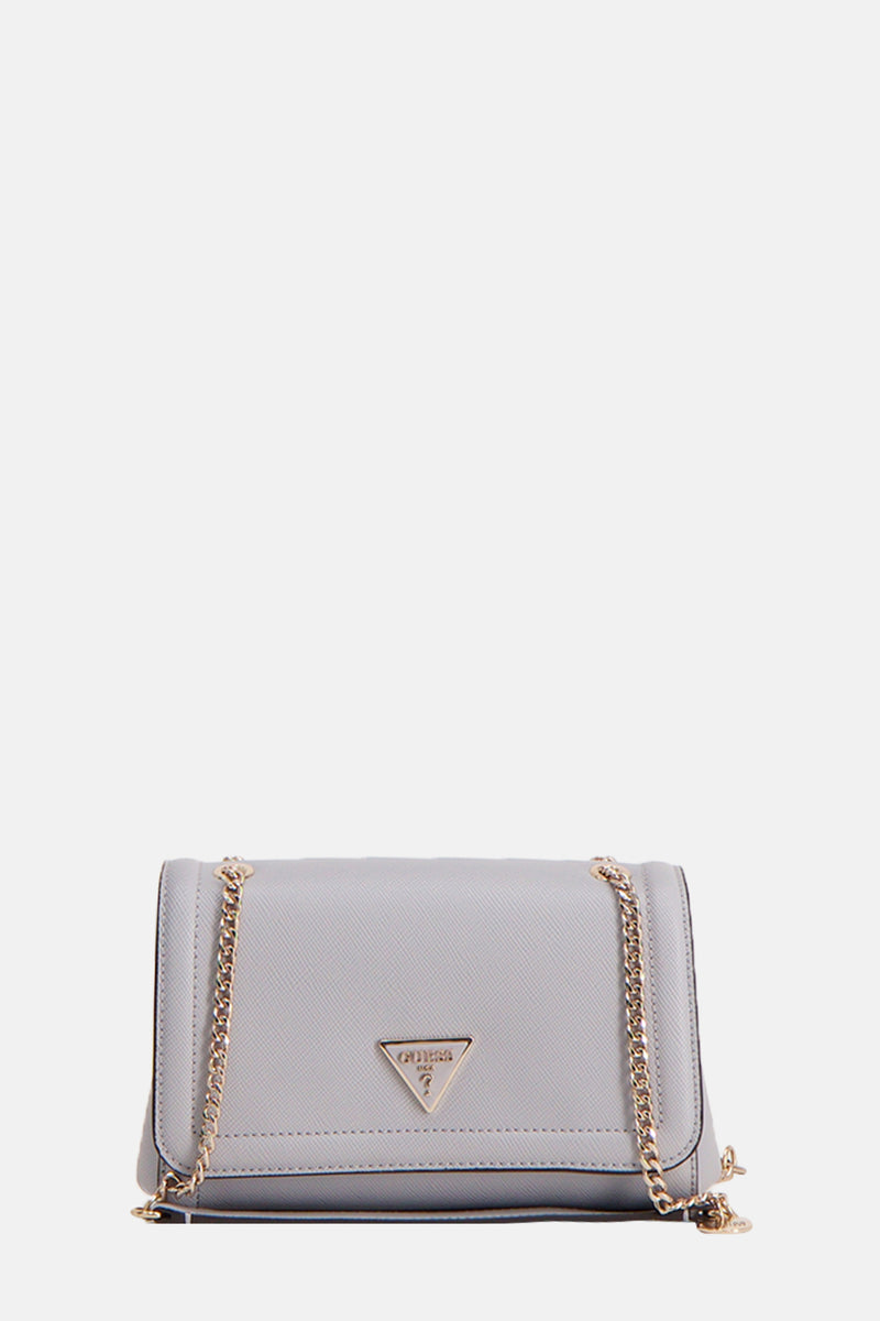 Grijze schoudertas van Guess, met gouden ketting en driehoekig logo.