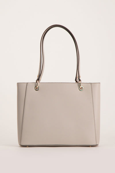 Ecru schoudertas van Guess, met donkerbruine hengsels en gouden details.