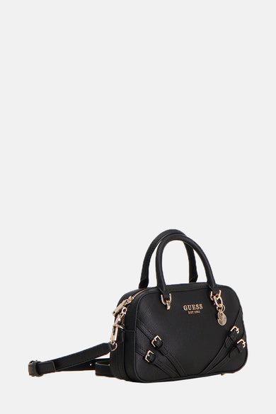 Zwarte Guess handtas met decoratieve gespriemen en een verstelbare schouderriem.