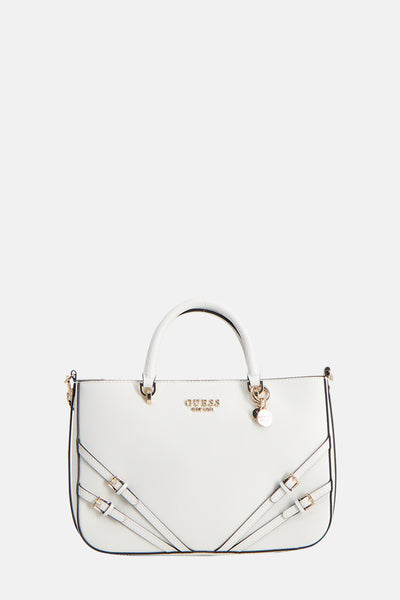 Witte Guess handtas met decoratieve gespriemen, versierd met een logo-bedel.