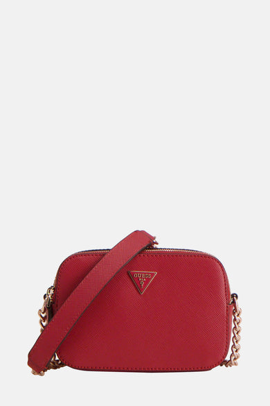 Sac à bandoulière rouge de Guess, avec une bandoulière et chaîne dorée.
