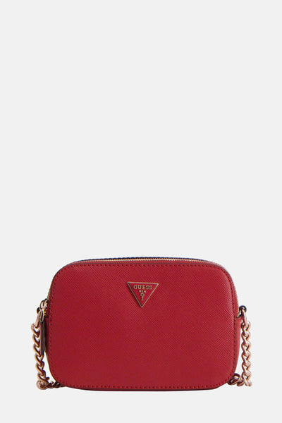 Sac à bandoulière rouge de Guess, avec bandoulière chaîne dorée et logo triangulaire sur le devant.