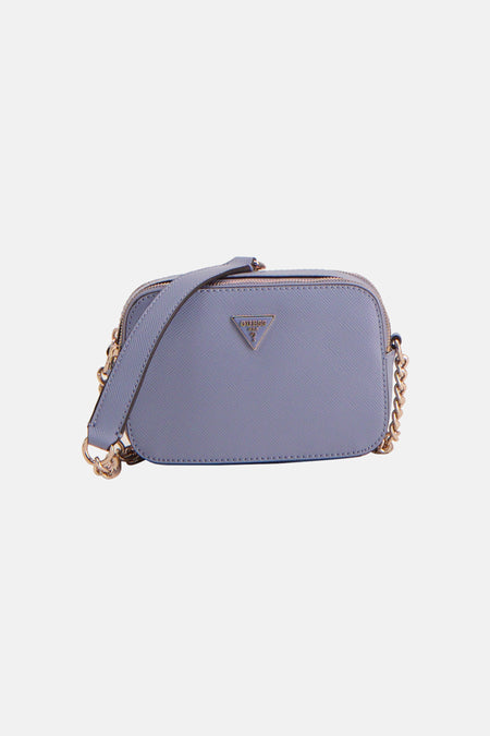 Sac à bandoulière bleu de Guess, avec bandoulière et chaîne dorée décorative.