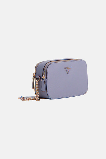 Sac à bandoulière bleu de Guess, avec une bandoulière chaîne dorée et double compartiment zippé.