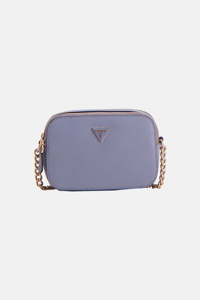 Sac à bandoulière bleu de Guess, avec une bandoulière chaîne dorée et logo triangulaire sur le devant.

