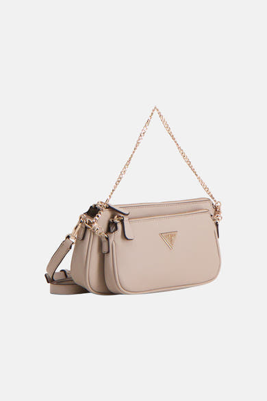 Sac à bandoulière beige de Guess, avec une chaîne dorée décorative et une bandoulière ajustable.