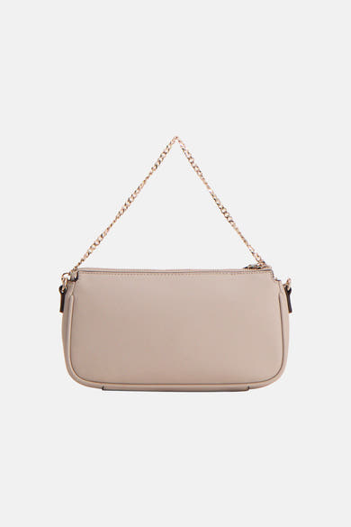 Sac à bandoulière beige de Guess, avec bandoulière chaîne dorée et texture grainée fine.
