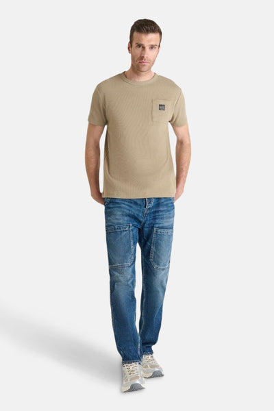 Beige T-shirt met korte mouwen, van Le Temps des Cerises, met vierkante borstzak.