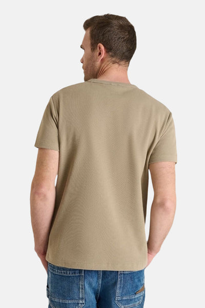Beige T-shirt met korte mouwen van Temps des Cerises, wafelstructuur, gedragen met een blauwe jeans.