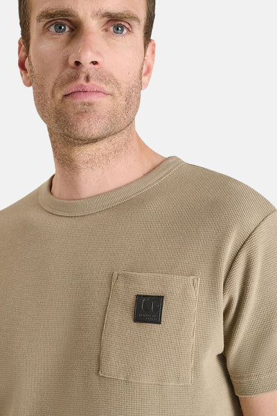 Beige T-shirt met korte mouwen van Le Temps des Cerises met opgestikte borstzak.