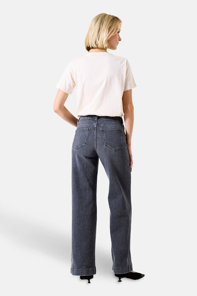 Ecru T-shirt met korte mouwen van GARCIA, gedragen met een grijze high-waist jeans en zwarte pumps.