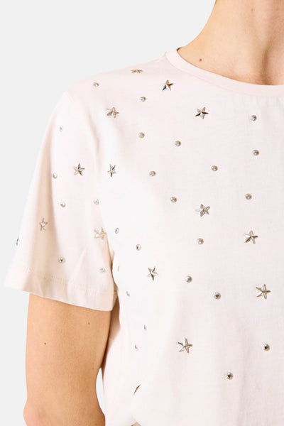 T-shirt écru à manches courtes de GARCIA, orné de clous et d'étoiles métalliques.
