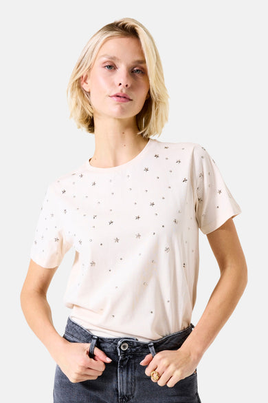 Ecru T-shirt met korte mouwen van GARCIA, versierd met zilveren ster- en nootdetails, gedragen met een spijkerbroek.